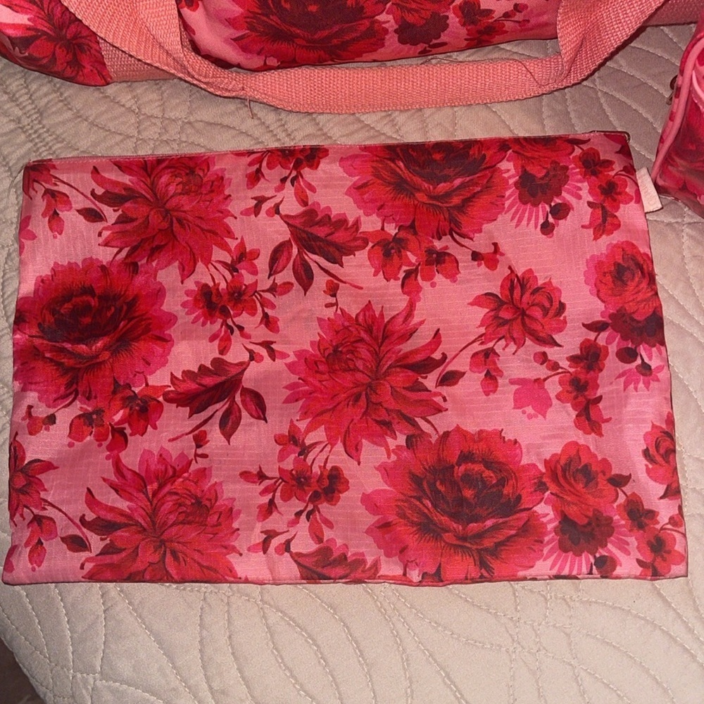 🌺BANDO 4 Piece FLORAL DUFFEL,MAKEUP BAG, ZIP BAG & NECK REST SET - Picture 3 of 12